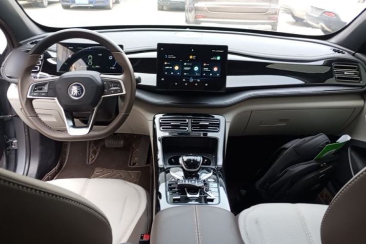 Used BYD Qin PLUS 2024 HONOR Edition DM-i 55KM Leading Model Center Console