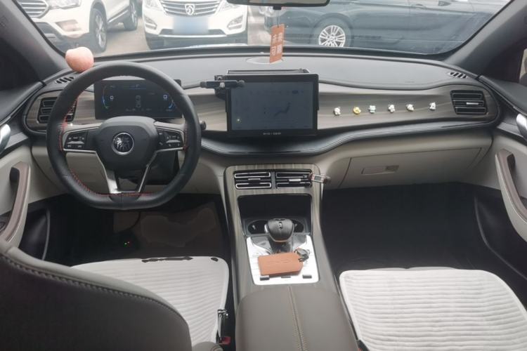 Used BYD Qin PLUS 2024 HONOR Edition DM-i 55KM Leading Model Center Console