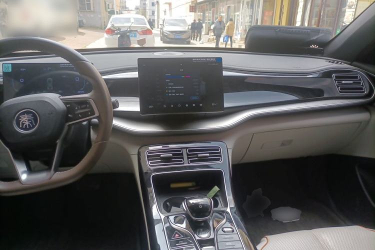 Used BYD Qin PLUS 2024 HONOR Edition DM-i 120KM Leading Model Center Console