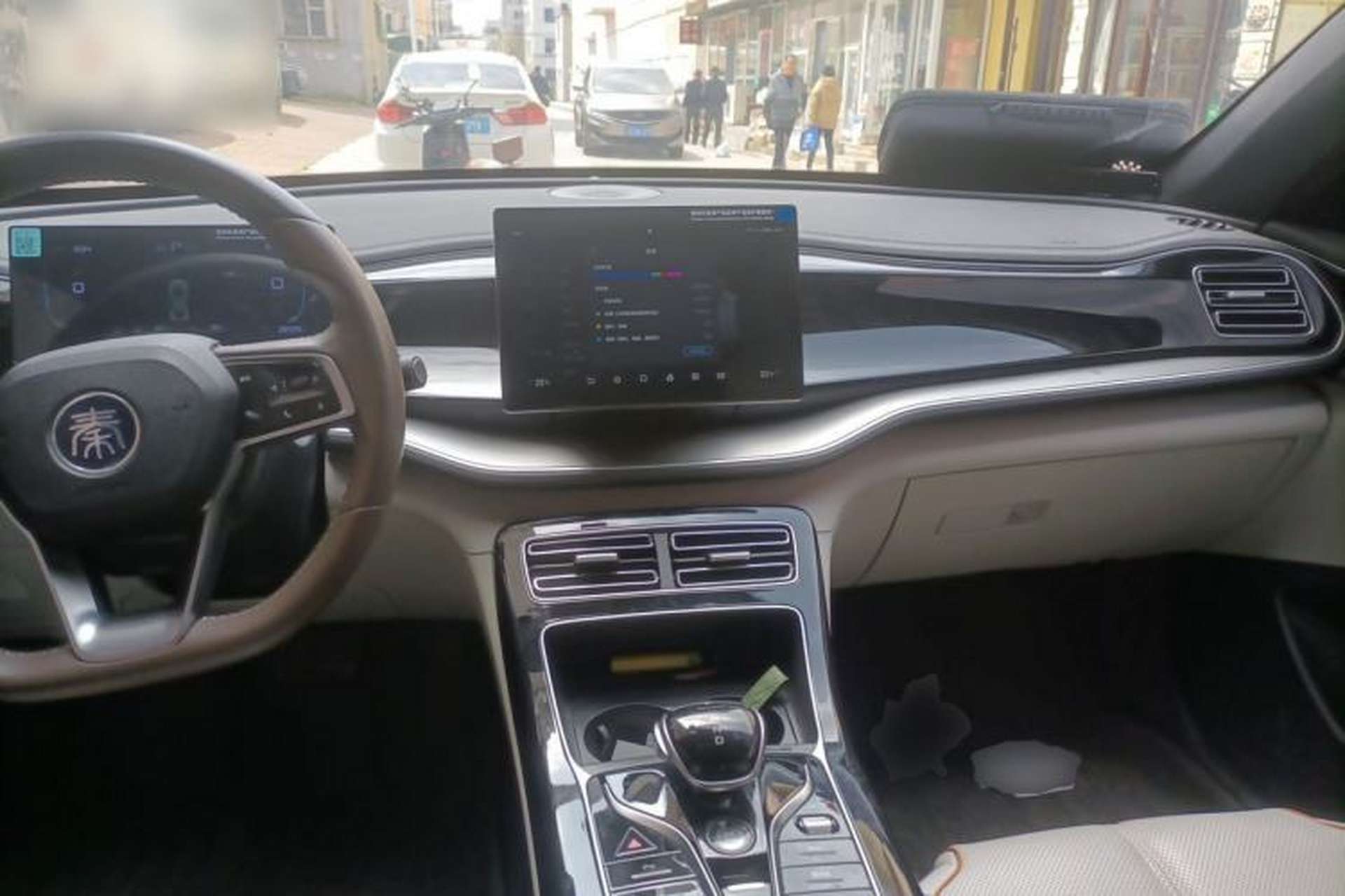 Used BYD Qin PLUS 2024 HONOR Edition DM-i 120KM Leading Model Center Console