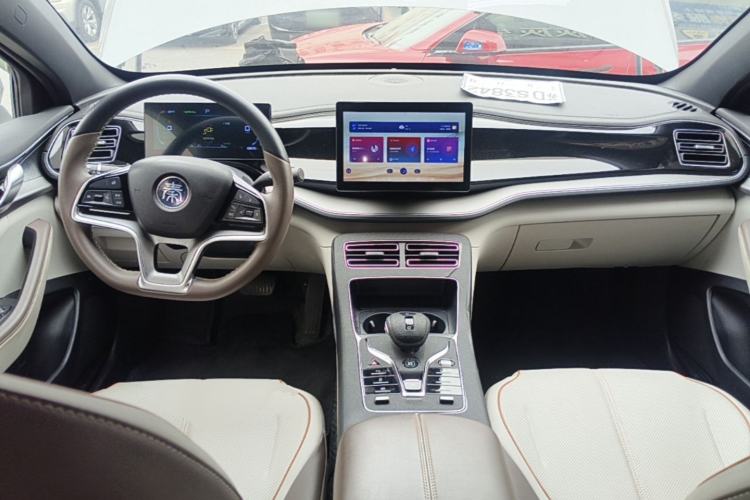 Used BYD Qin PLUS 2024 Honor Edition EV 420KM Leading Model Center Console
