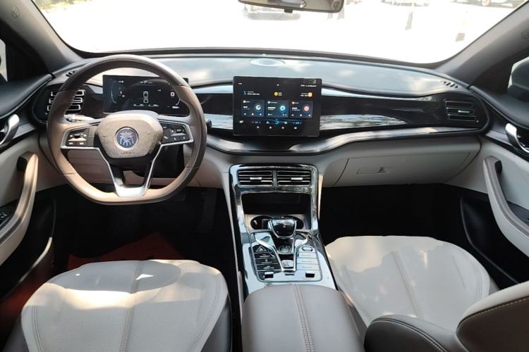 Used BYD Qin PLUS 2024 HONOR Edition DM-i 55KM Leading Model Center Console