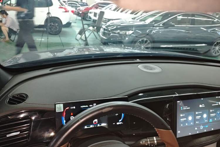 Used BYD Qin PLUS 2024 HONOR Edition DM-i 55KM Leading Model Center Console