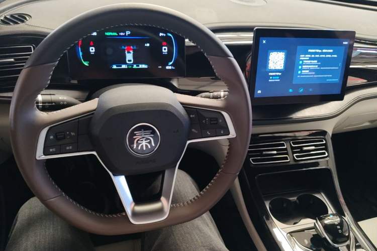 Used BYD Qin PLUS 2024 HONOR Edition DM-i 55KM Leading Model Center Console
