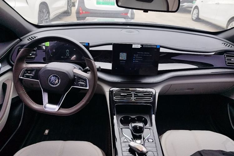 Used BYD Qin PLUS 2024 HONOR Edition DM-i 55KM Leading Model Center Console