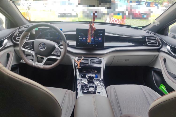 Used BYD Qin PLUS 2024 Honor Edition EV 420KM Leading Model Center Console