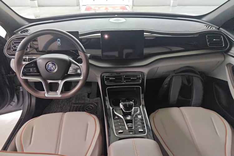 Used BYD Qin PLUS 2024 Honor Edition EV 510KM Leading Model Center Console