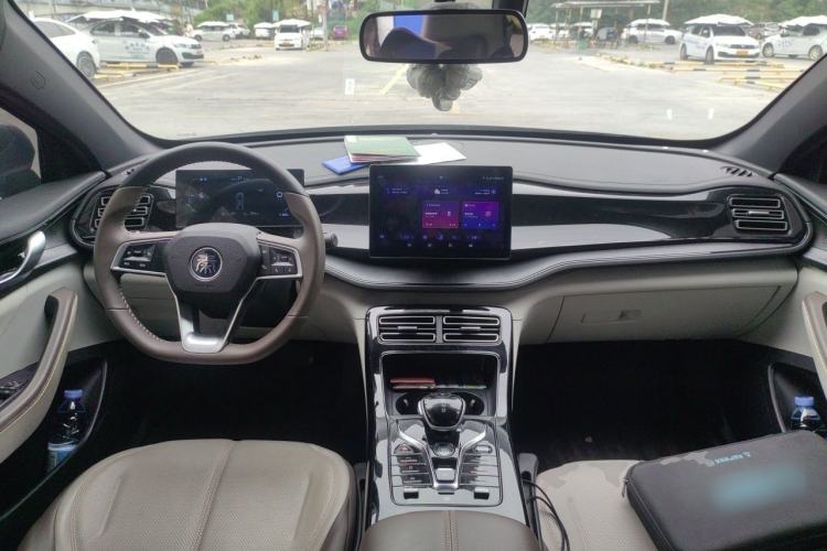 Used BYD Qin PLUS 2024 HONOR Edition DM-i 55KM Leading Model Center Console