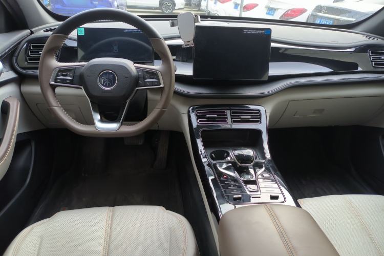 Used BYD Qin PLUS 2024 HONOR Edition DM-i 55KM Leading Model Center Console