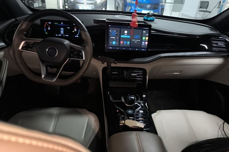 Used BYD Qin PLUS 2024 HONOR Edition DM-i 55KM Leading Model Center Console