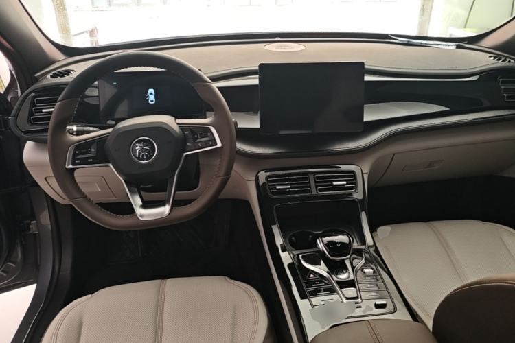 Used BYD Qin PLUS 2024 HONOR Edition DM-i 55KM Leading Model Center Console