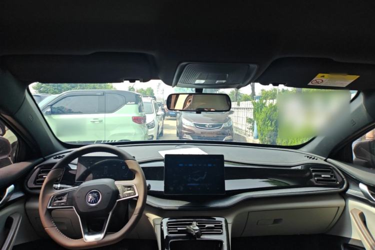Used BYD Qin PLUS 2024 HONOR Edition DM-i 55KM Leading Model Center Console