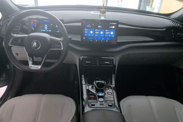 Used BYD Qin PLUS 2024 HONOR Edition DM-i 55KM Leading Model Center Console