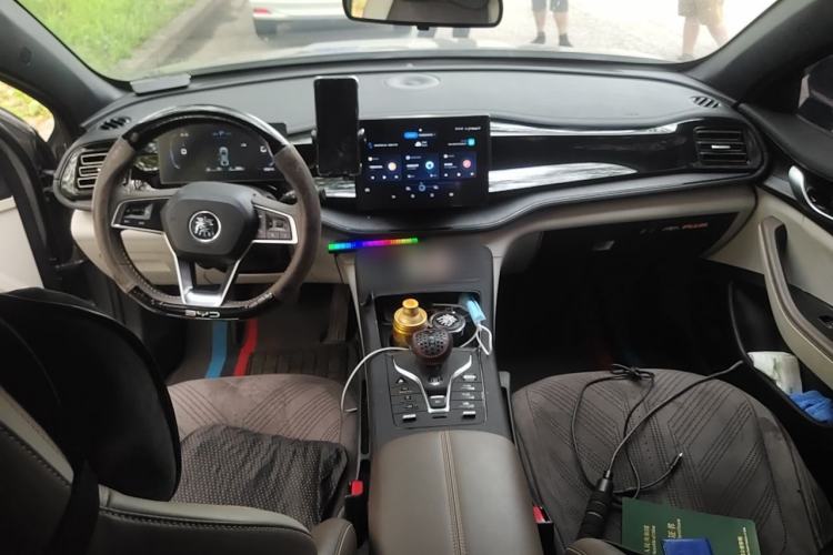 Used BYD Qin PLUS 2024 HONOR Edition DM-i 55KM Leading Model Center Console