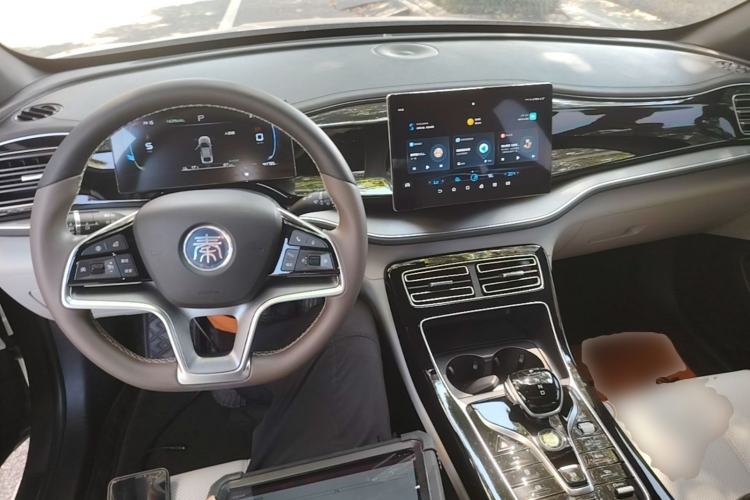 Used BYD Qin PLUS 2024 Honor Edition EV 510KM Beyond Model Center Console