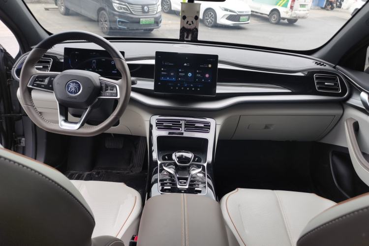Used BYD Qin PLUS 2024 HONOR Edition DM-i 55KM Beyond Model Center Console