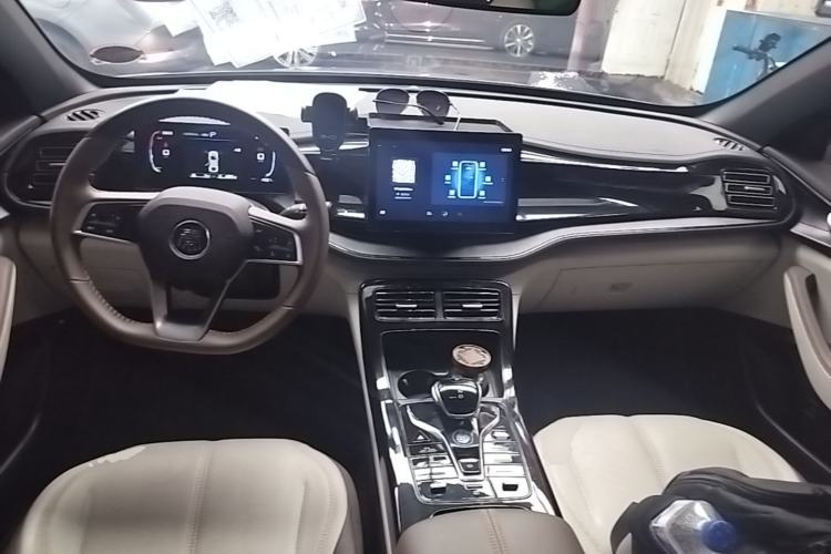 Used BYD Qin PLUS 2024 HONOR Edition DM-i 55KM Leading Model Center Console