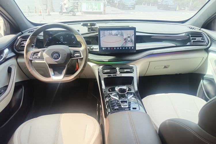 Used BYD Qin PLUS 2024 HONOR Edition DM-i 55KM Leading Model Center Console