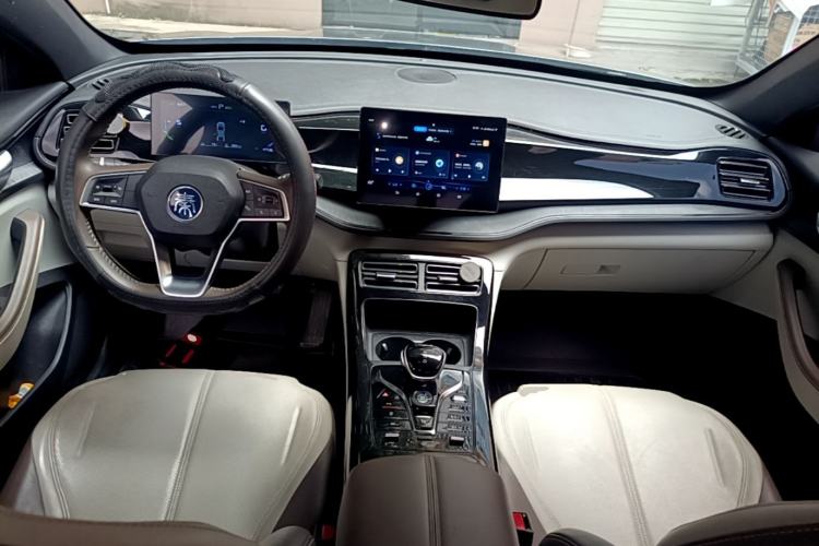 Used BYD Qin PLUS 2024 HONOR Edition DM-i 55KM Leading Model Center Console