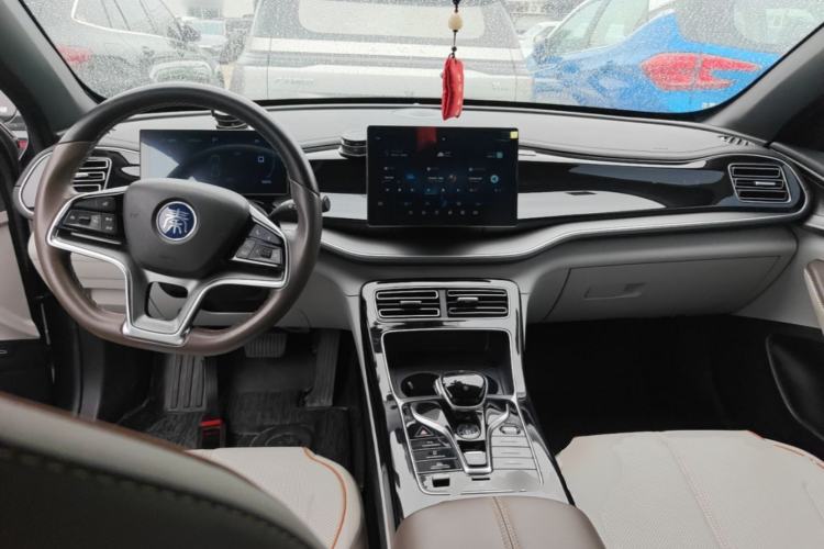 Used BYD Qin PLUS 2024 Honor Edition EV 510KM Leading Model Center Console