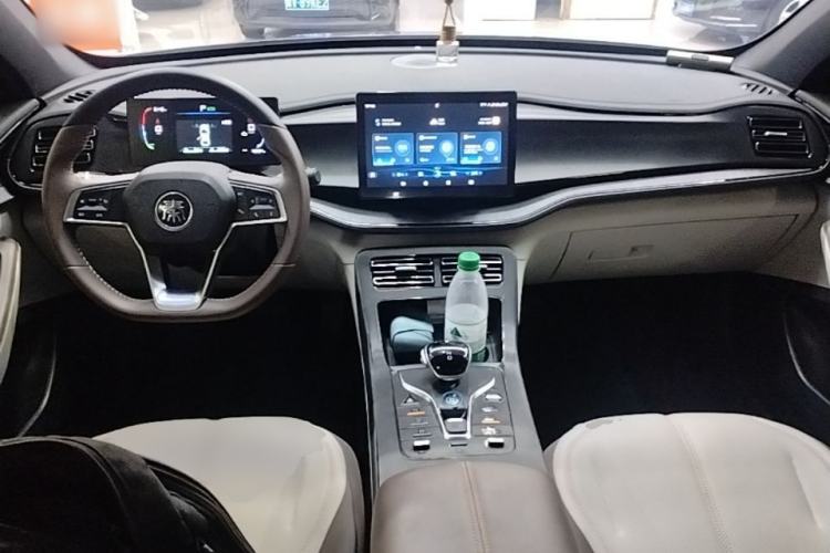 Used BYD Qin PLUS 2024 HONOR Edition DM-i 55KM Leading Model Center Console