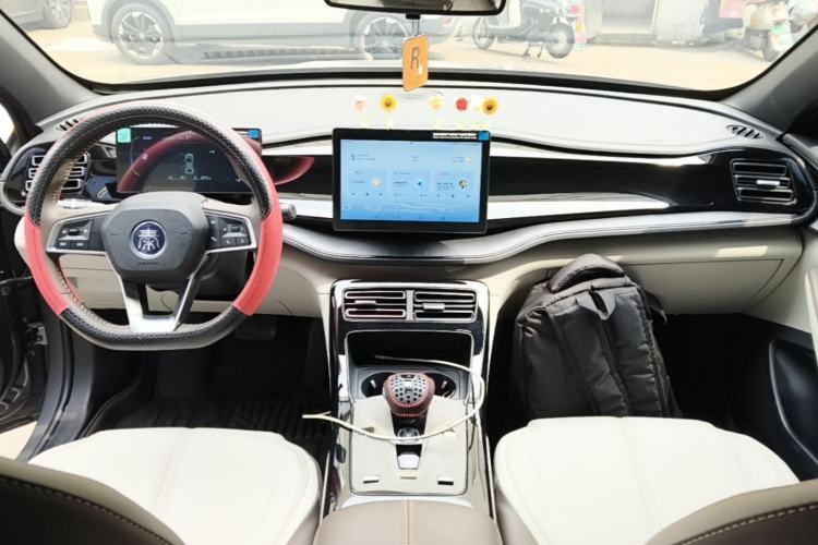 Used BYD Qin PLUS 2024 HONOR Edition DM-i 55KM Leading Model Center Console