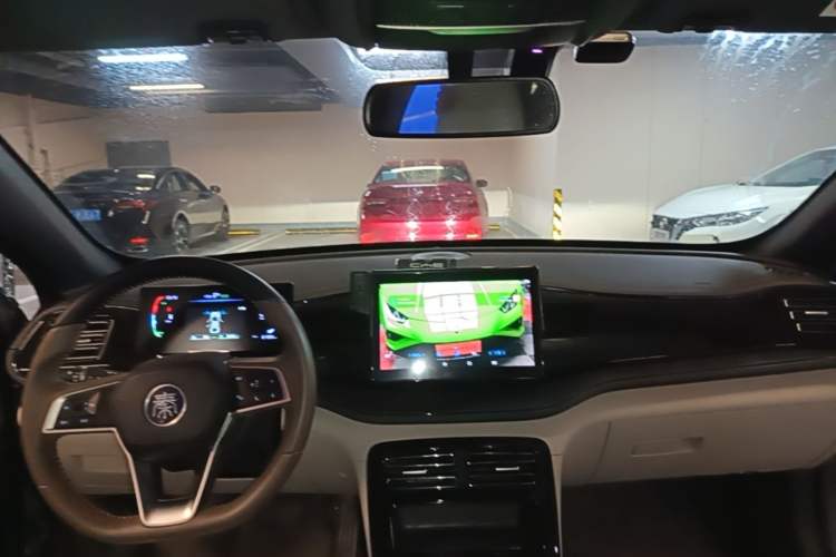 Used BYD Qin PLUS 2024 HONOR Edition DM-i 55KM Leading Model Center Console