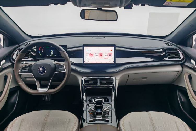 Used BYD Qin PLUS 2024 HONOR Edition DM-i 55KM Leading Model Center Console
