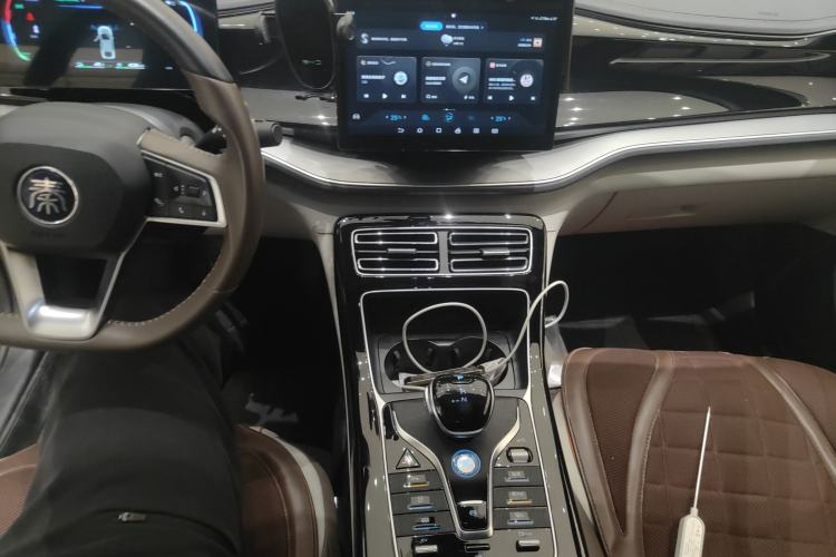 Used BYD Qin PLUS 2024 HONOR Edition DM-i 120KM Leading Model Center Console