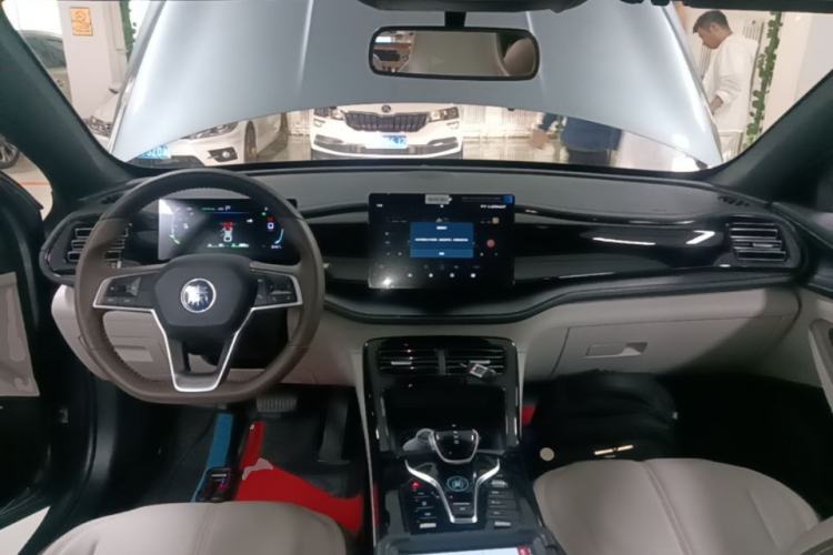 Used BYD Qin PLUS 2024 HONOR Edition DM-i 55KM Leading Model Center Console