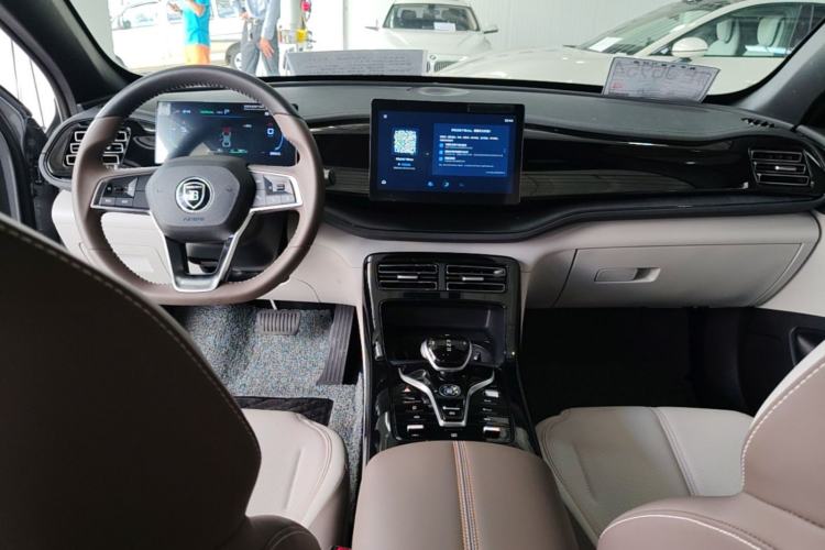 Used BYD Qin PLUS 2024 HONOR Edition DM-i 55KM Leading Model Center Console