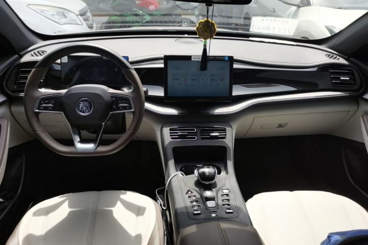 Used BYD Qin PLUS 2024 HONOR Edition DM-i 55KM Leading Model Center Console