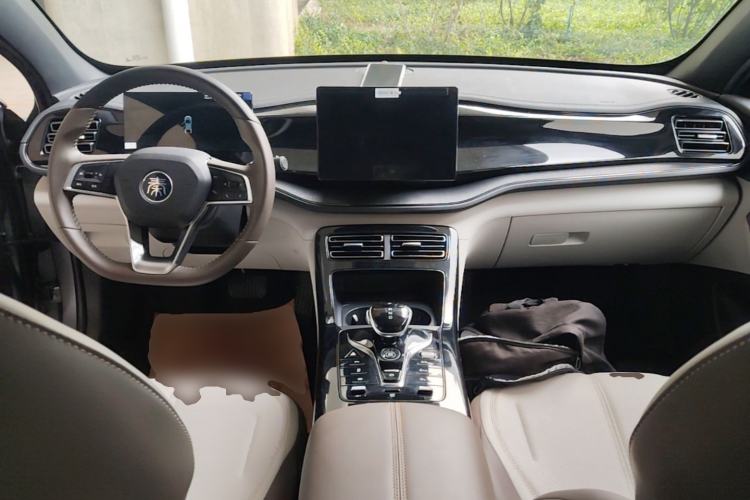 Used BYD Qin PLUS 2024 HONOR Edition DM-i 55KM Leading Model Center Console
