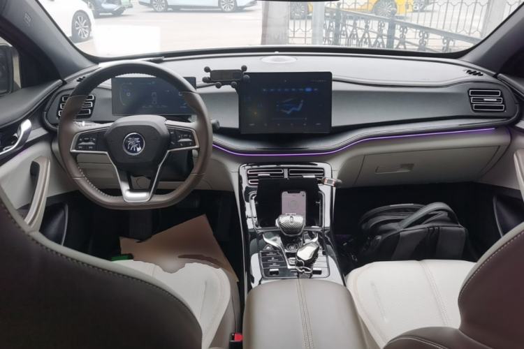 Used BYD Qin PLUS 2024 HONOR Edition DM-i 55KM Leading Model Center Console