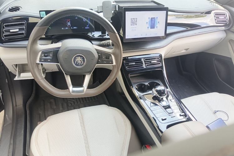 Used BYD Qin PLUS 2024 HONOR Edition DM-i 55KM Leading Model Center Console