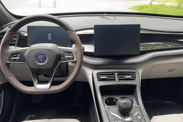 Used BYD Qin PLUS 2024 HONOR Edition DM-i 55KM Leading Model Center Console