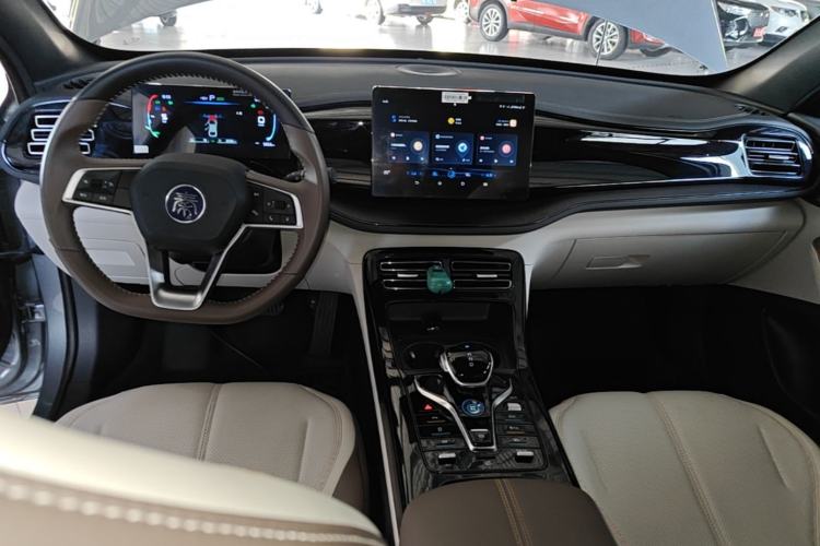 Used BYD Qin PLUS 2024 HONOR Edition DM-i 55KM Leading Model Center Console