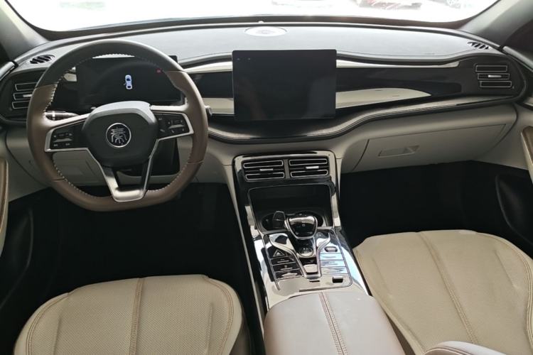Used BYD Qin PLUS 2024 HONOR Edition DM-i 55KM Leading Model Center Console