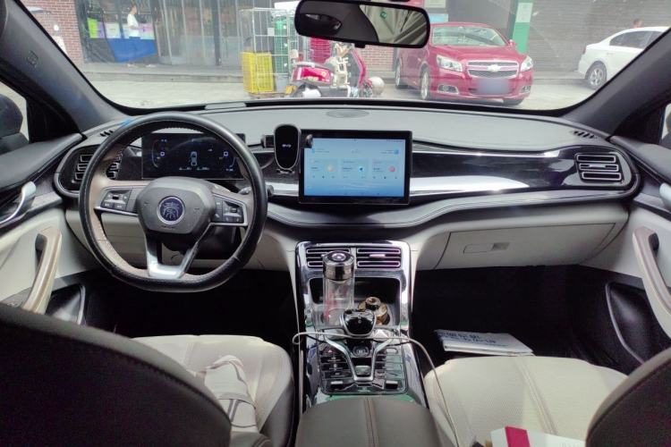Used BYD Qin PLUS 2024 HONOR Edition DM-i 55KM Leading Model Center Console