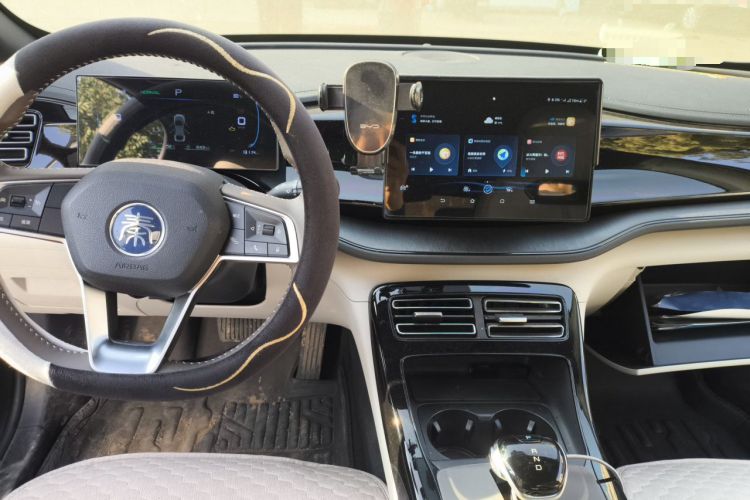 Used BYD Qin PLUS 2024 HONOR Edition DM-i 55KM Leading Model Center Console