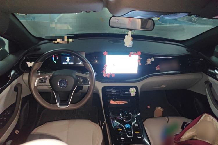 Used BYD Qin PLUS 2024 HONOR Edition DM-i 55KM Leading Model Center Console