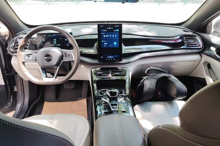 Used BYD Qin PLUS 2024 HONOR Edition DM-i 55KM Leading Model Center Console