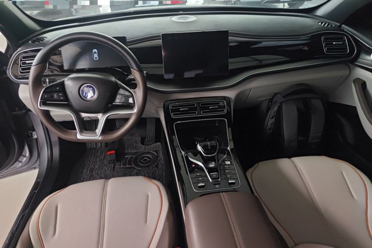Used BYD Qin PLUS 2024 Honor Edition EV 510KM Leading Model Center Console