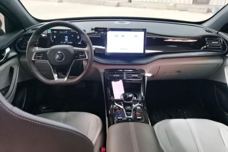 Used BYD Qin PLUS 2024 HONOR Edition DM-i 55KM Leading Model Center Console