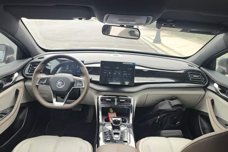 Used BYD Qin PLUS 2024 HONOR Edition DM-i 55KM Leading Model Center Console