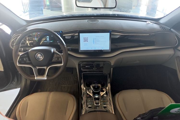 Used BYD Qin PLUS 2024 Honor Edition EV 420KM Leading Model Center Console