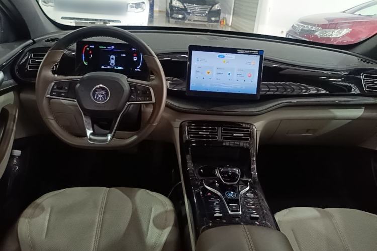 Used BYD Qin PLUS 2024 HONOR Edition DM-i 55KM Leading Model Center Console