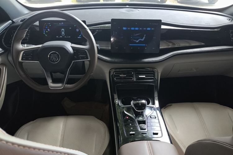 Used BYD Qin PLUS 2024 HONOR Edition DM-i 55KM Leading Model Center Console