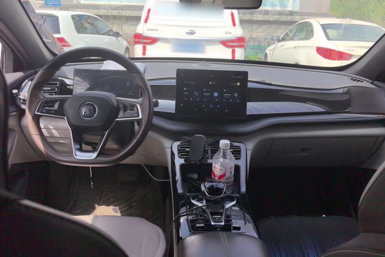 Used BYD Qin PLUS 2024 HONOR Edition DM-i 55KM Leading Model Center Console