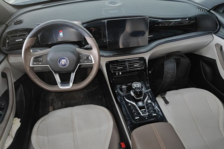 Used BYD Qin PLUS 2024 HONOR Edition DM-i 55KM Leading Model Center Console